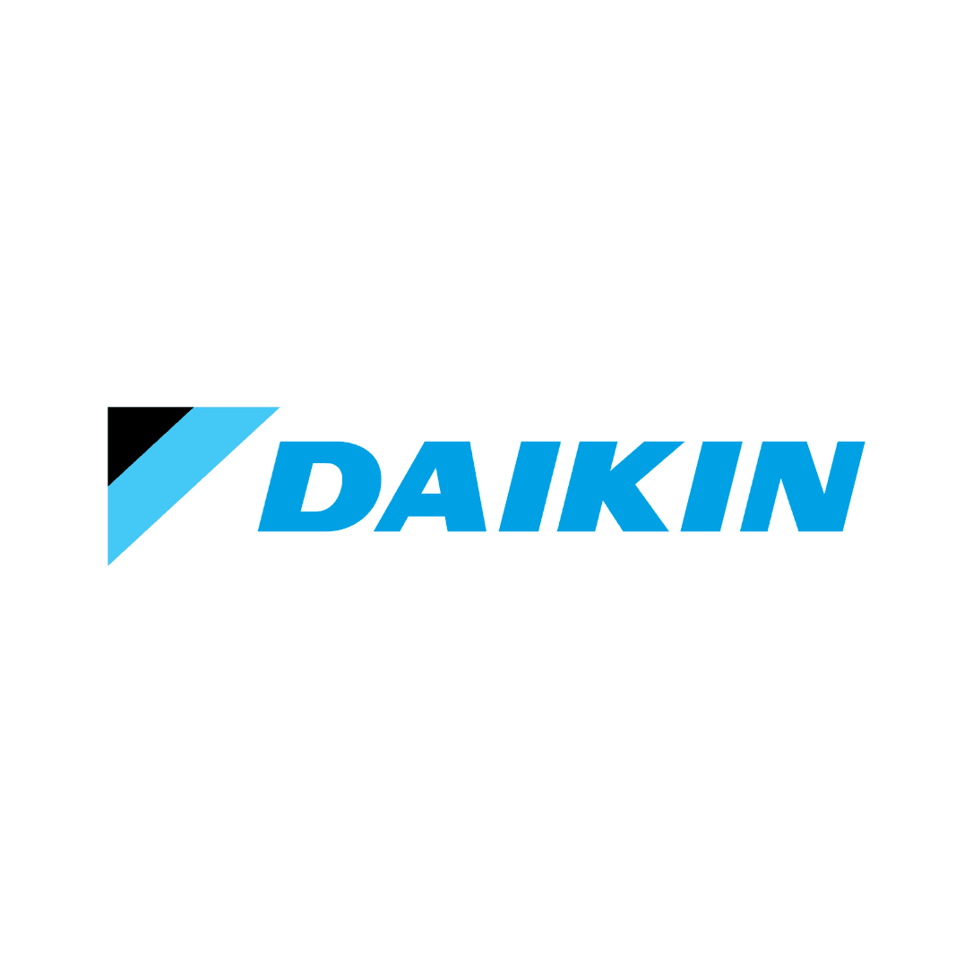 Logo empresa Daikin, com a palavra Daikin e uns detalhes em triânngulo inclinado na cor preta e azul claro